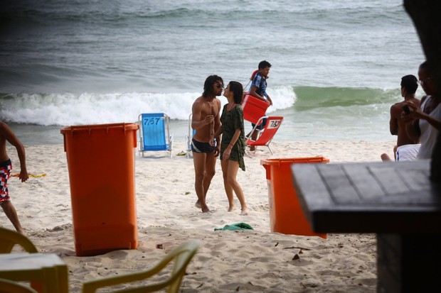 Pablo Morais e Letícia Almeida trocam carinho em praia