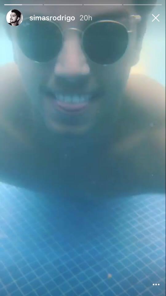 Rodrigo Simas curte piscina