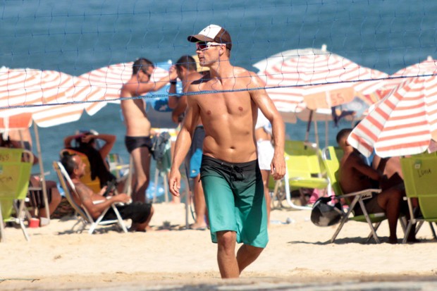Rodrigo Hilbert curte praia no Rio
