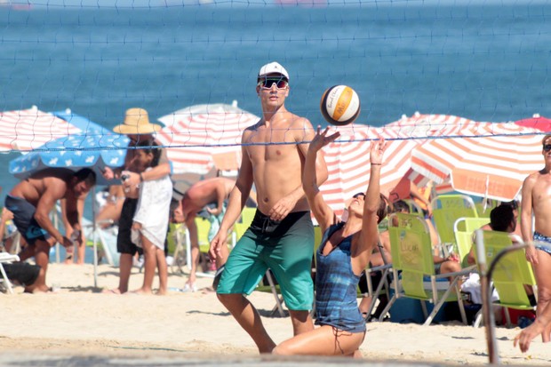 Rodrigo Hilbert curte praia no Rio