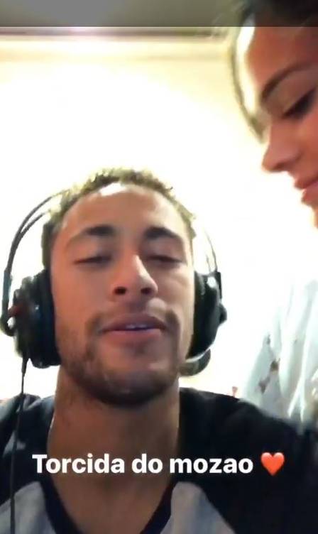 Enquanto Neymar joga video game Bruna Marquezine o observa (Reprodução/ Instagram)