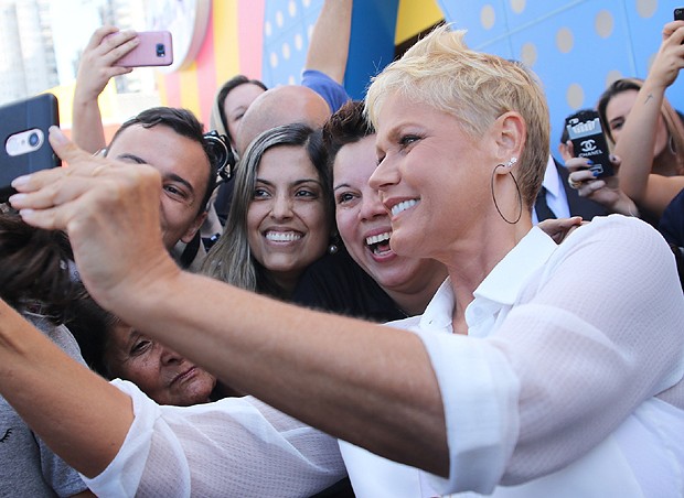 Xuxa posa para selfies com fãs em Santo André