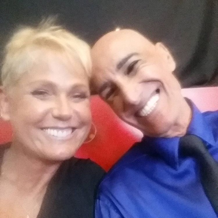 Clique excêntrico! Sem maquigem, Xuxa força sorriso ao lado de Amin Khader (Reprodução/Instagram)