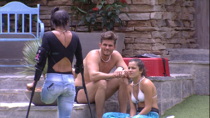 Emilly, Marcos e Marinalva conversam sobre os grupos. (Foto: Divulgação)