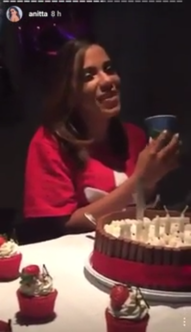 Anitta ganha aniversário surpresa de fãs (Divulgação)