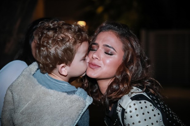 Bruna Marquezine ganha beijo de fã mirim