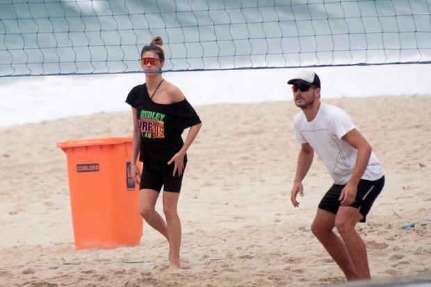 Fernanda Lima e Rodrigo HIlbert Jogam vôlei de praia ( Jc Pereira/ AgNews)