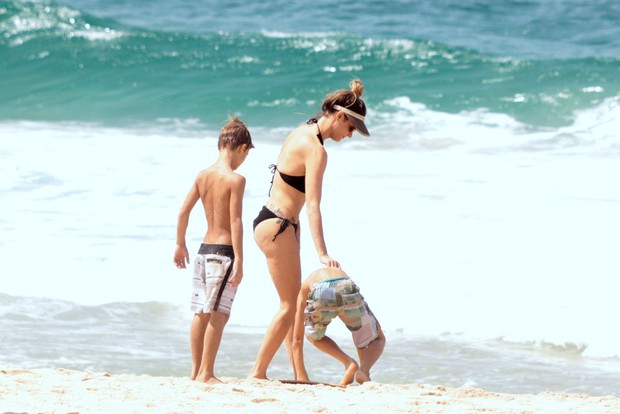 Fernanda Lima se diverte com os filhos em praia