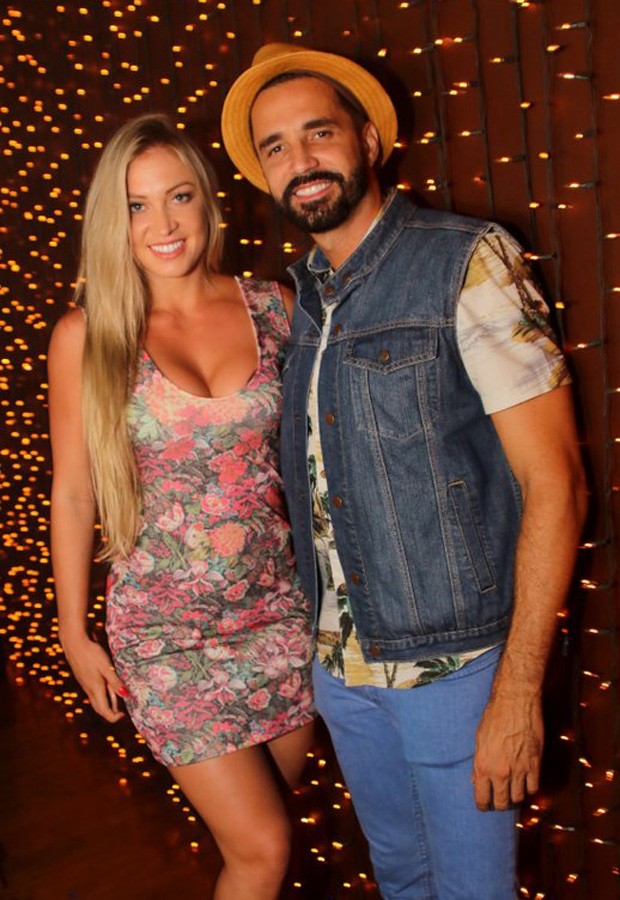 Latino e Jéssica Rodrgues curtem show do Aviões do Forró (Fred Pontes/ Divulgação)
