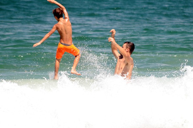Rodrigo Hilbert se diverte com os filhos na praia