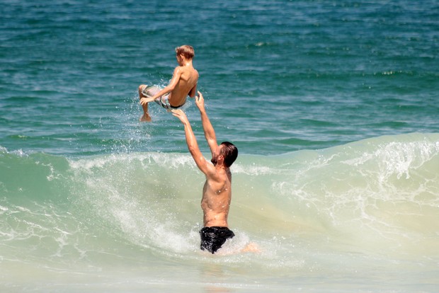Rodrigo Hilbert se diverte com os filhos na praia