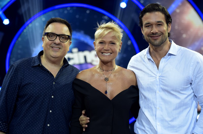 Rodrigo Carelli dirige o Dancing Brasil com Xuxa apresentadora e Sergio Marone repórter