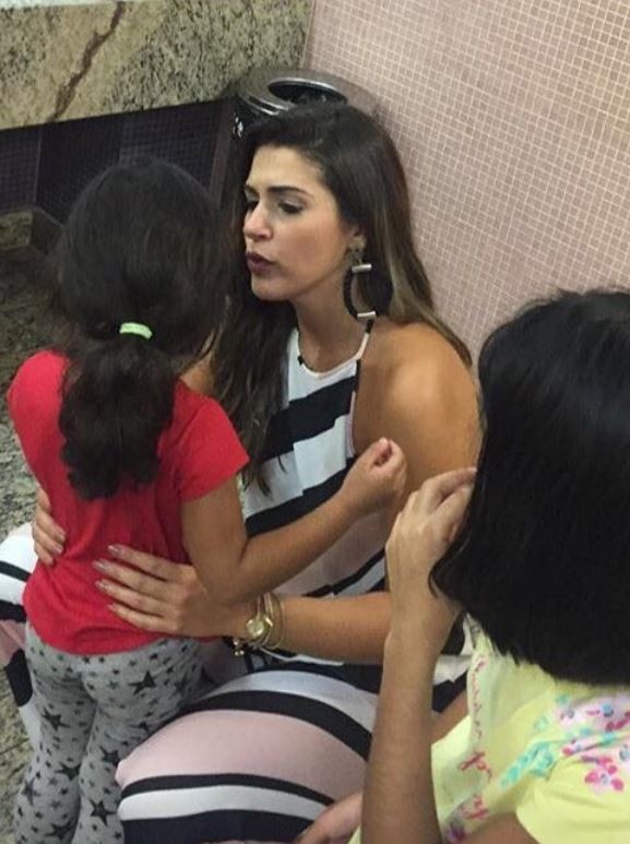 Vivian atende a uma criança no aeroporto de Manaus (Reprodução/ Twitter)