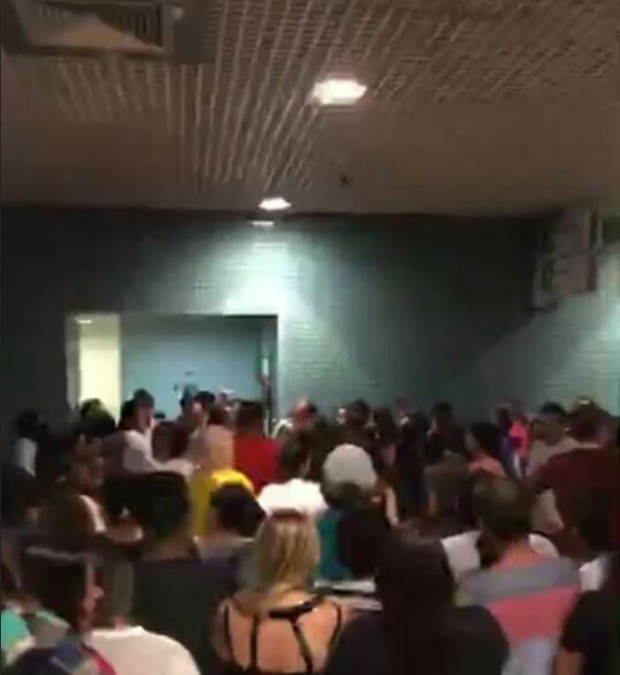 Vivian Amorim é cercada por multidão no aeroporto de Manaus (Reprodução/ Twitter)