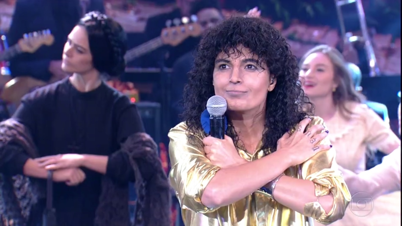 Emanuelle Araújo canta como Luiz Caldas no Show dos Famosos (Reprodução)