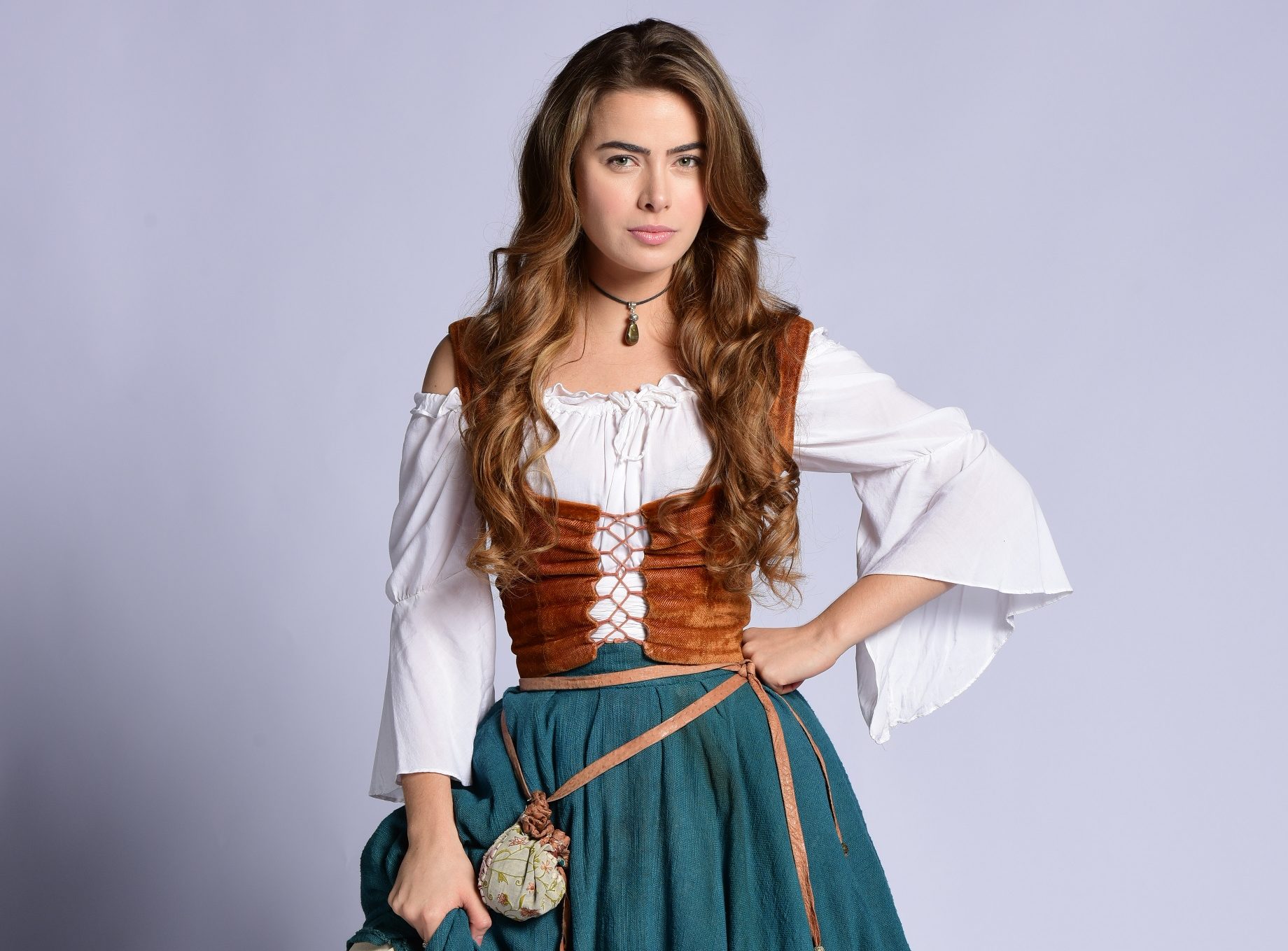 Confira Rayanne Moraes caracterizada como a protagonista Pietra de Belaventura, que estreia dia 25 de julho