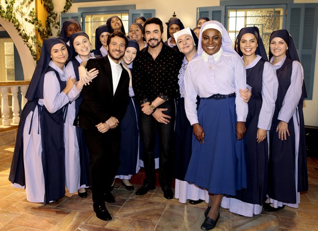 Padre Fábio de Melo com o elenco de Carinha de Anjo