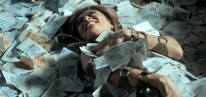 Bibi (Juliana Paes) nada no dinheiro (Reproducao/Globo)