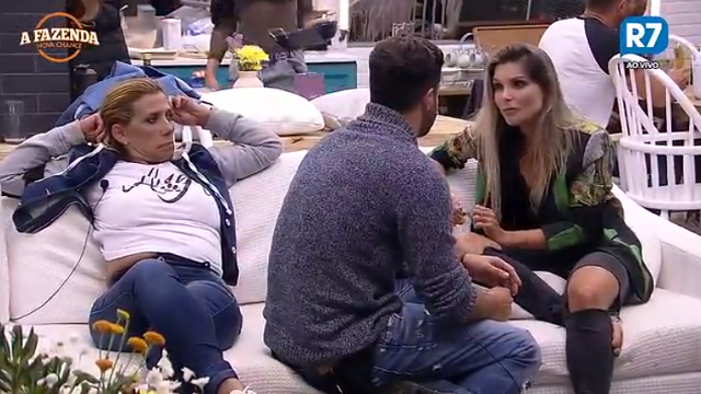 Marcelo Ié Ié e Flávia Viana conversando após resultado da Roça
