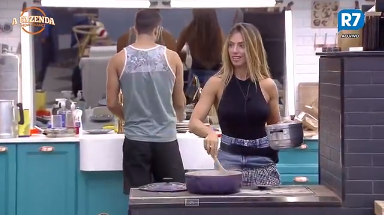 Nicole conversa com peões Fábio Arruda e Matheus Lisboa