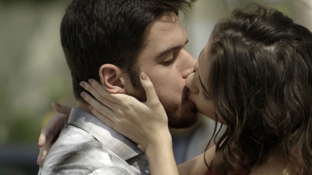 Zeca (Marco Pigossi) beija mulher em A Forca do Querer