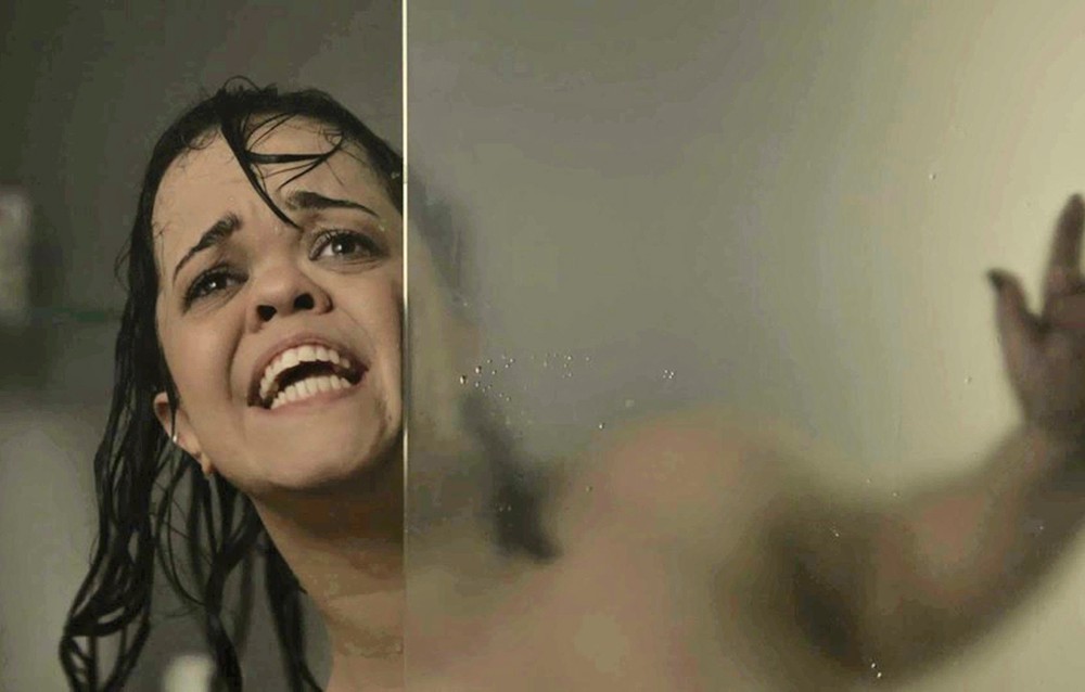 Estela pede socorro para fechar a torneira do chuveiro