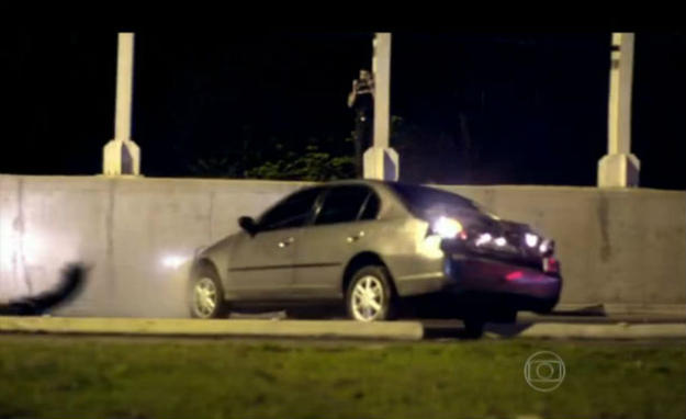 Sequência externa escorrega e mostra demais (Reprodução/TV Globo)