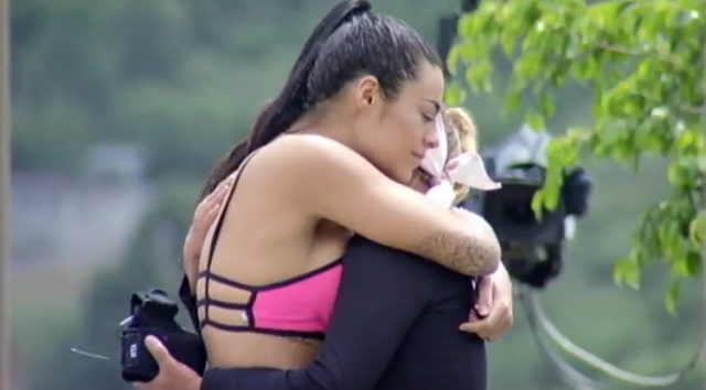 Monique consolando Rita com um abraço