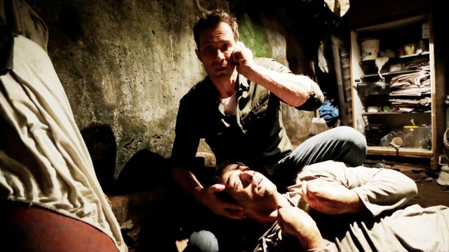 César (Fernando Pavão) encontra Tiago (Rafael Sardão) tendo uma overdose