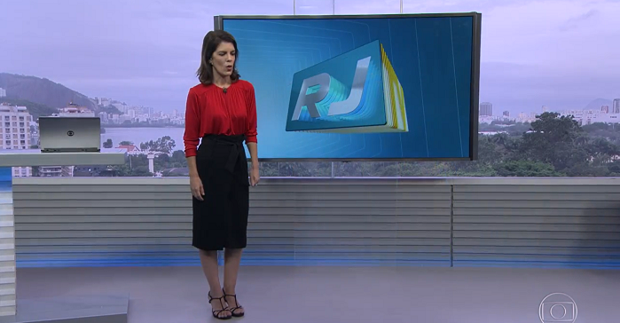Mariana Gross apresenta o RJTV com as cores do Flamengo