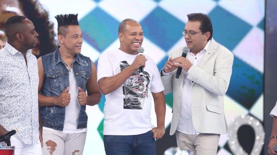 Geraldo Luís dança sucessos do grupo Molejo no Domingo Show