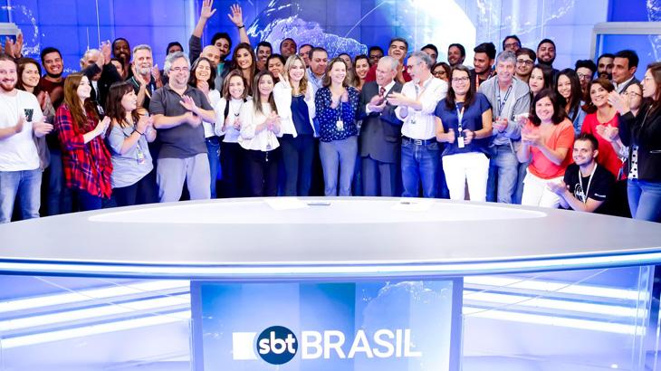 Joseval Peixoto é celebrado por colegas após o último SBT Brasil (Gabriel Pinheiro/SBT)