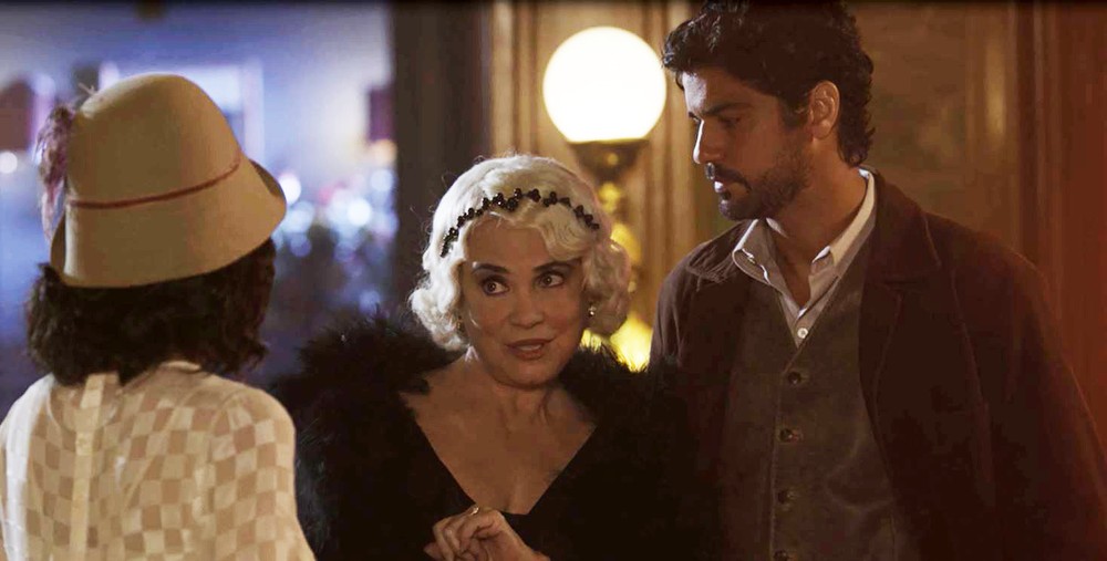 Lucinda (Andreia Horta), Inacio (Bruno Cabrerizo) e Lucerce (Regina Duarte) de Tempo de Amar