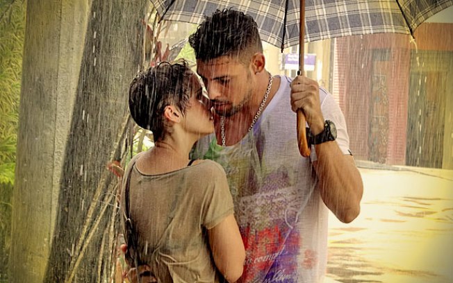 Nina (Débora Falabella) e Jorginho (Cauã Reymond) se beijam em Avenida Brasil