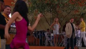 Danielle (Ludmila Dayer) e Regininha (Maria Maya) demonstram rivalidade na quadra da escola de Senhora do Destino