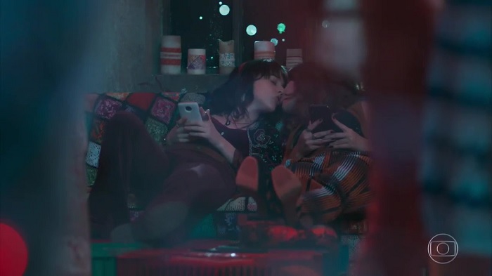 Samantha (Giovanna Grigio) e Lica (Manoela Aliperti) se beijam em Malhação: Viva a Diferença