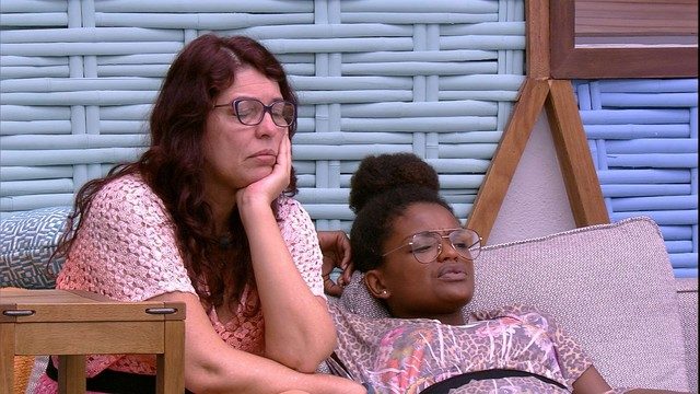Mara e Nayara conversam sobre o jogo na área externa da casa do BBB18 (Reprodução: TV Globo)