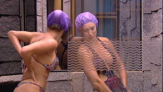 Jéssica e Jaqueline tomam banho e convidam Lucas para a chuveirada no BBB18 (Reprodução: TV Globo)