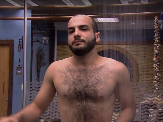 Mahmoud toma banho completamente pelado no BBB18 (Divulgação)