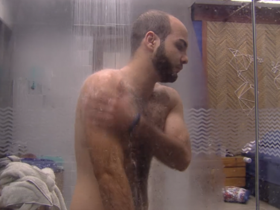 Mahmoud toma banho completamente pelado no BBB18 (Divulgação)