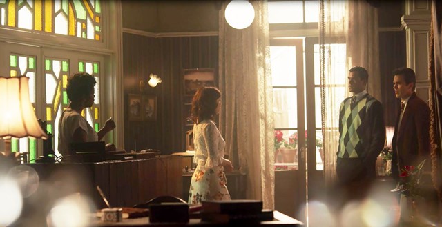 Lucinda (Andreia Horta) é expulsa da casa de Vicente (Bruno Ferrari) em Tempo de Amar