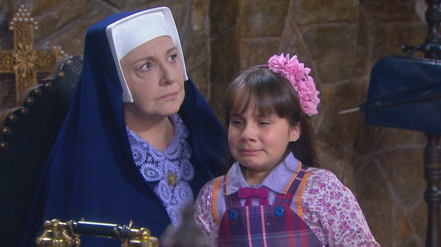 Madre Superiora (Eliana Guttman) consola Frida (Sienna Belle) em Carinha de Anjo