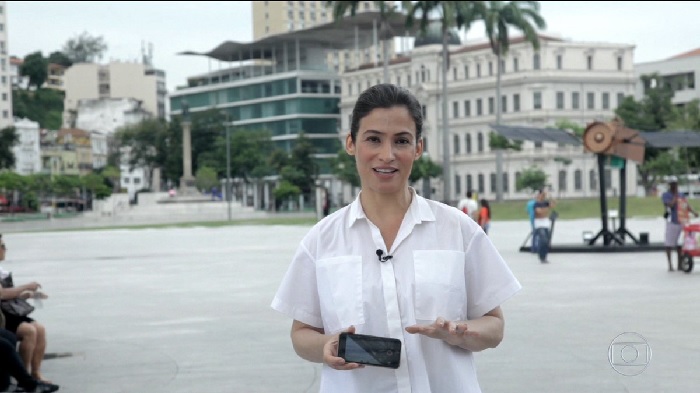 Renata Vasconcellos ensina público a filamr com o celular para campanha no JN