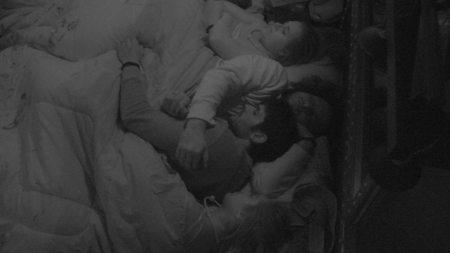 Lucas, Jéssica e Patricia dormem juntos no BBB18 (Reprodução: TV Globo)Lucas, Jéssica e Patricia dormem juntos no BBB18 (Reprodução: TV Globo)