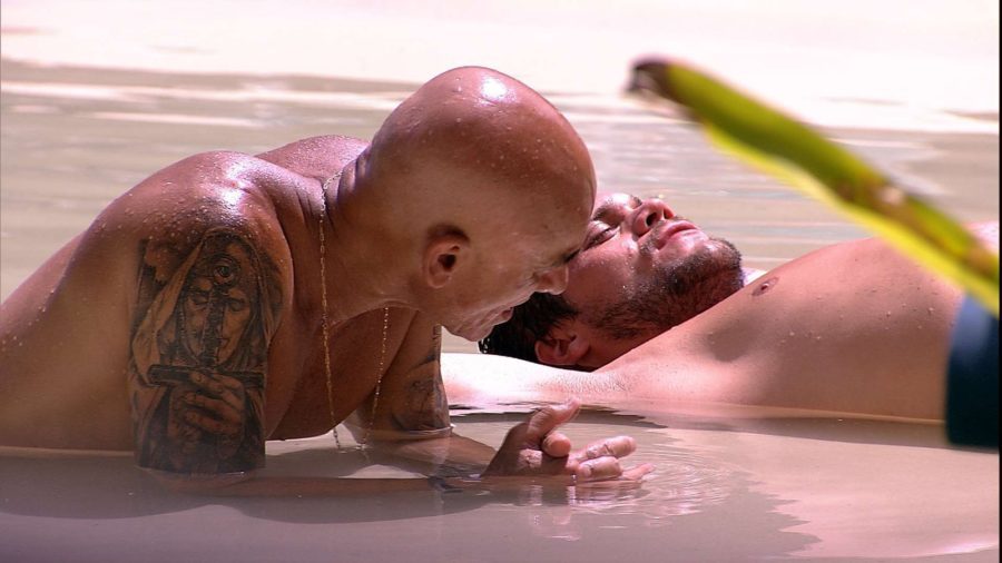 Ayrton e Breno conversam na piscina do BBB18 (Reprodução: TV Globo)