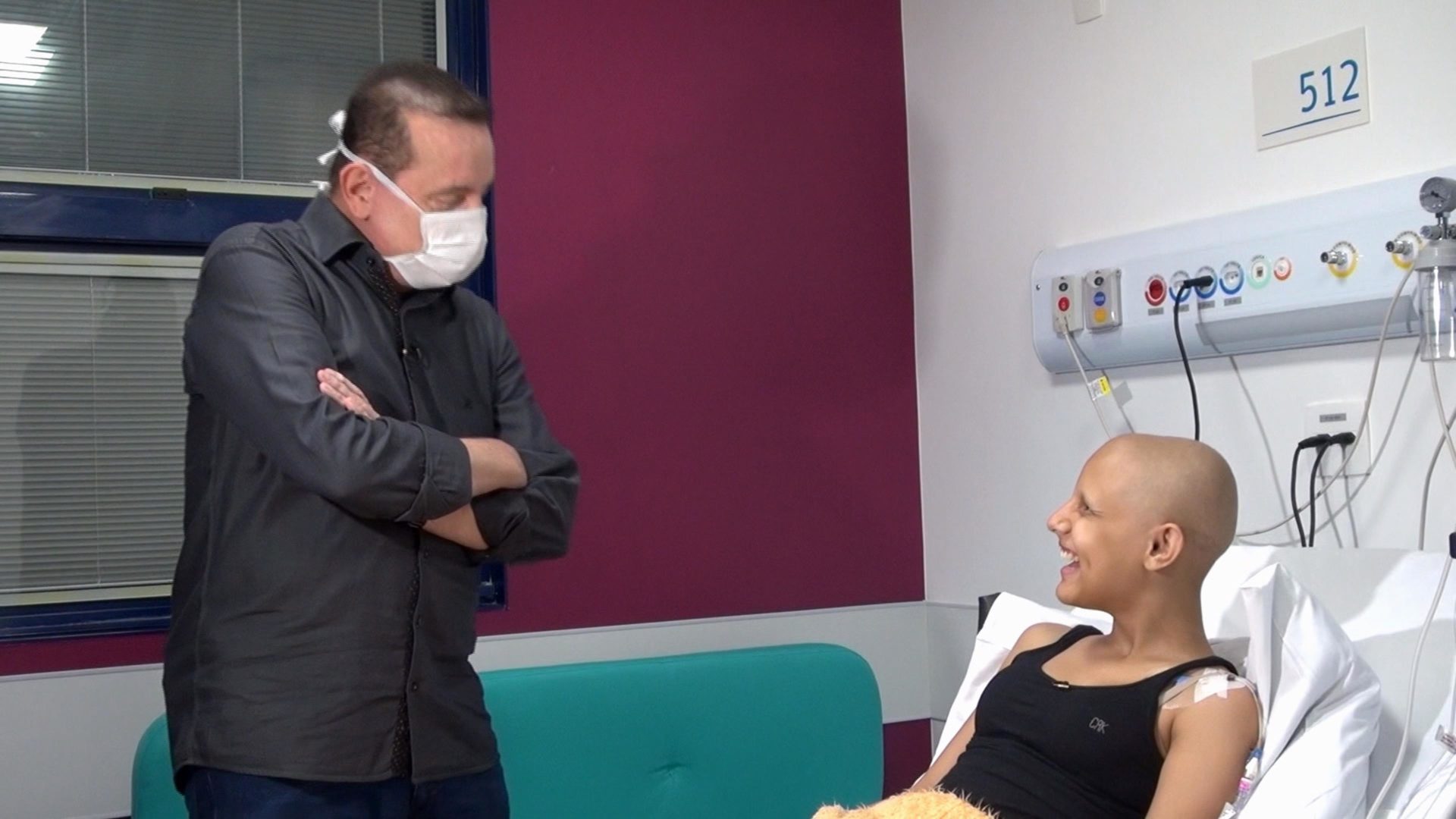 Roberto Cabrini visita crianças com câncer no Conexão Repórter
