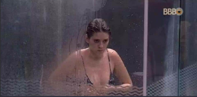 Ana Clara se rende ao banho no BBB18 (Reprodução: Twitter)
