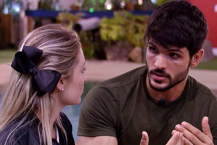 Lucas se aproximou de Jéssica apesar de ser comprometido fora da casa (Divulgação/TV Globo)