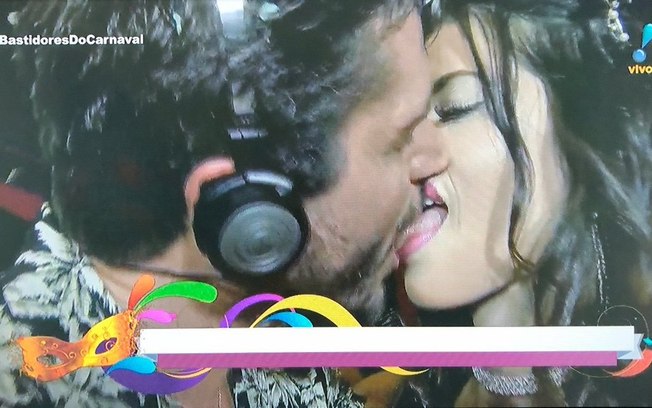 Ex-BBB beija beldades na Rede TV! (Reprodução/Rede TV!)