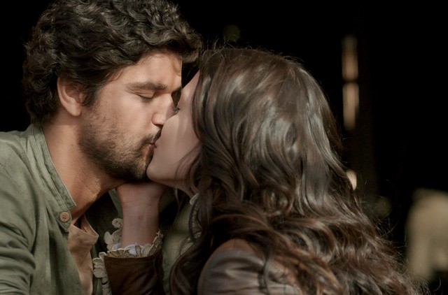 Maria Vitória (Vitória Strada) e Inácio (Bruno Cabrerizo) de Tempo de Amar